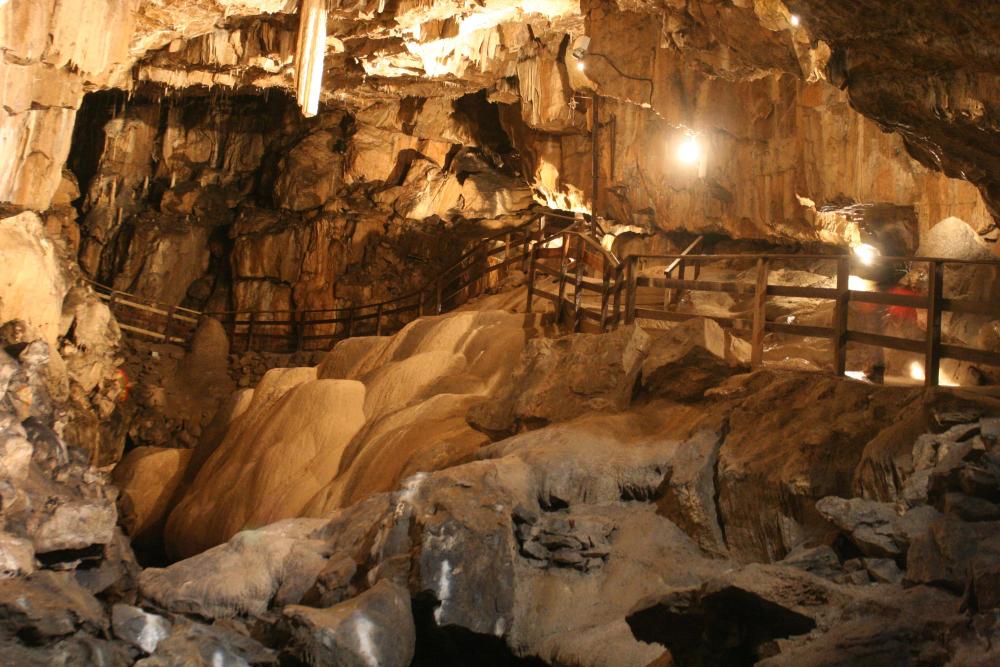 Poole's Cavern - photo courtesy of Wikimedia commons